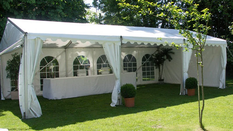 Le barnum installé dans le jardin, abri de repli en cas d'averse comme de plein soleil.