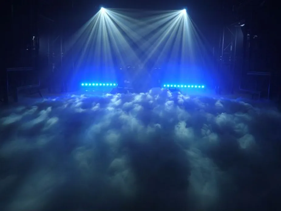 Nuage de fumée lourde au sol sous une lumière bleue