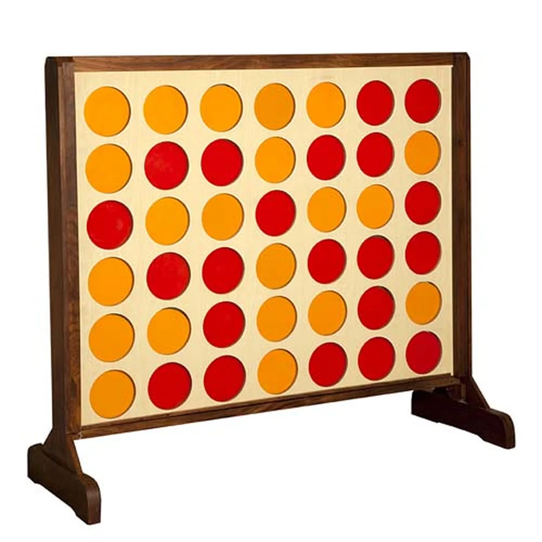 Puissance 4 géant en bois, avec ses jetons rouges et jaunes.