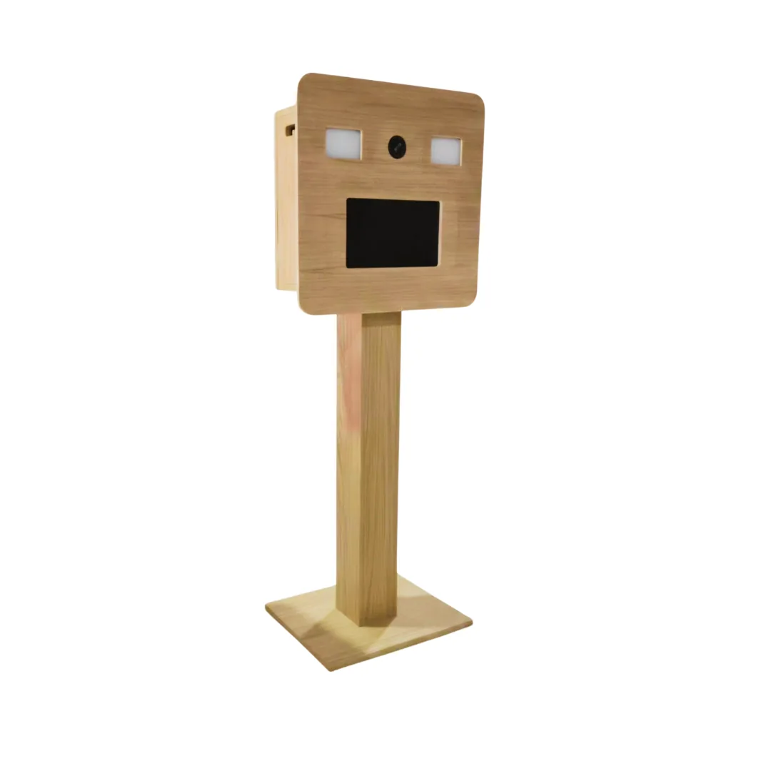 La borne vue de face : colonne en bois, écran encastré, aucun plastique apparent.