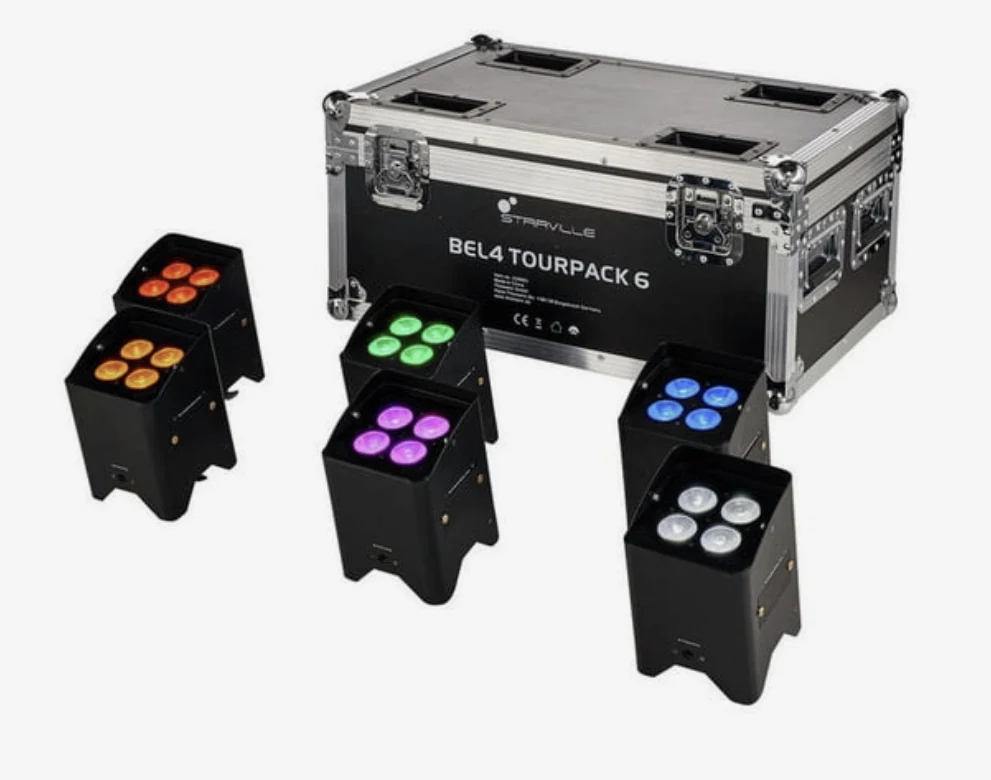 Six spots LED sur batterie de couleurs différentes devant leur flycase de transport.