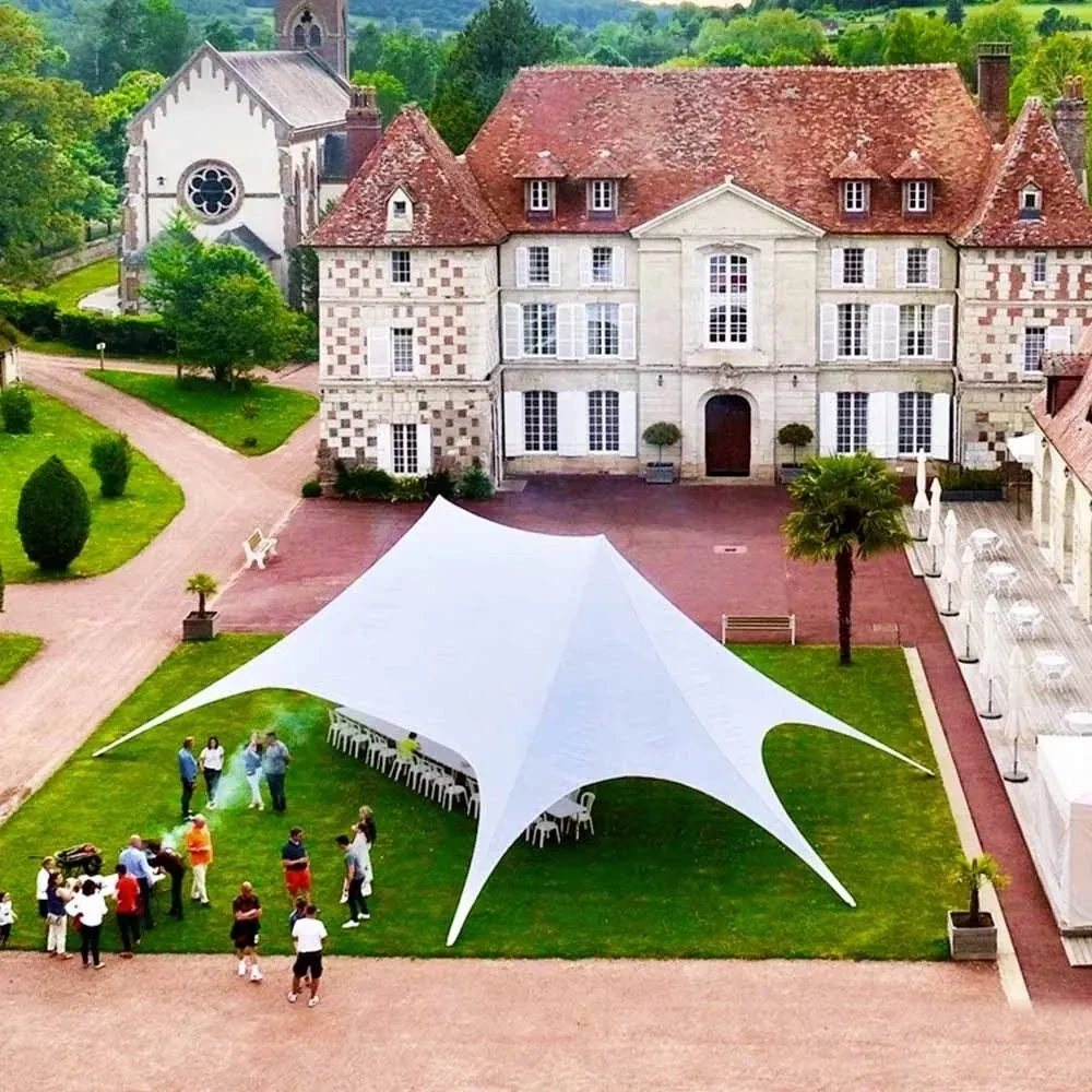 Tente étoile installée devant un château