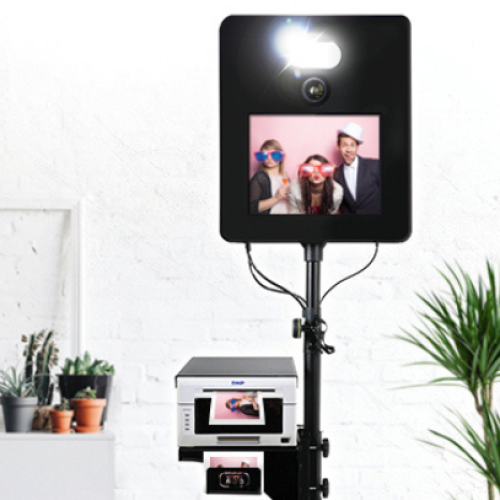 Vous recherchez une location de photobooth à Vitré pour animer votre événement et créer des souvenirs inoubliables ? Vespra Event vous propose la location de borne photo moderne et intuitive, idéale pour les anniversaires, mariages, soirées privées, événements associatifs et professionnels à Vitré et ses alentours.